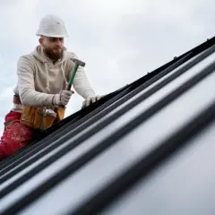 Kim jest dekarz? Wszystko o jego pracy, materiałach i narzędziach
