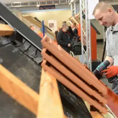 Dekarz na Dolnym Śląsku zarabia dobrze, co widać po jego zaangażowaniu w pracę z dachówką i narzędziami.