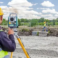 Geodeta na budowie: zadania, obowiązki i prawo. Sprawdź!