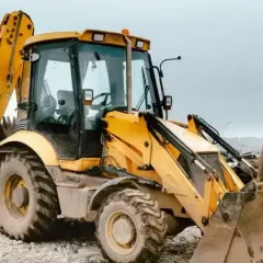 Ile trwa kurs na operatora koparko-ładowarki? Sprawdź faktyczny czas