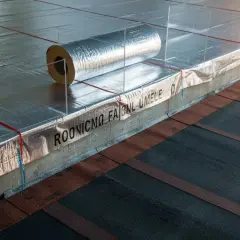 Folia czy papa na fundamenty? Porównanie, koszty i montaż