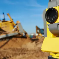 Geodeta: Zarobki, uprawnienia, ścieżka kariery i przyszłość zawodu
