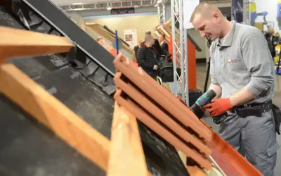 Dekarz na Dolnym Śląsku zarabia dobrze, co widać po jego zaangażowaniu w pracę z dachówką i narzędziami.