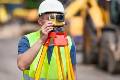 Ile kosztuje geodeta za wytyczenie budynku? Sprawdź ceny i zakres