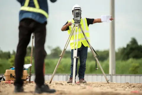 Praca geodety: obowiązki, zarobki, jak zostać? [Kompletny przewodnik]