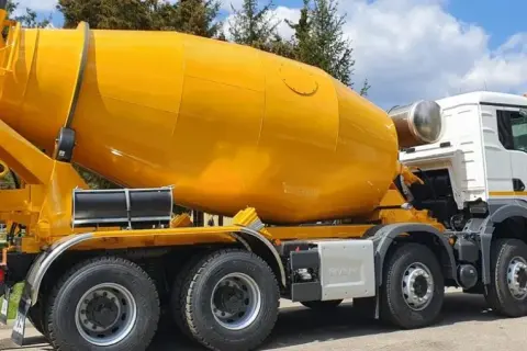 Ile waży betoniarka? Waga, transport i stabilność - poradnik