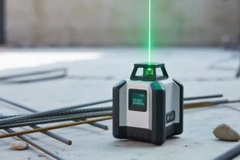Jak używać poziomicy laserowej? Praktyczny poradnik krok po kroku