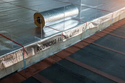 Folia czy papa na fundamenty? Porównanie, koszty i montaż