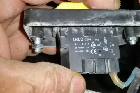 Podłącz włącznik betoniarki 230V/400V: Instrukcja krok po kroku