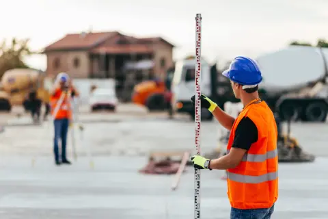 Geodeta w terenie: co robi? Kluczowe zadania i sprzęt