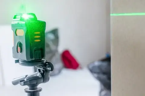 Laser 360° do sufitów podwieszanych: Jaki wybrać?