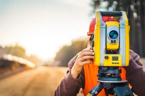 Technik geodeta: co robi? Obowiązki, zarobki i ścieżka kariery