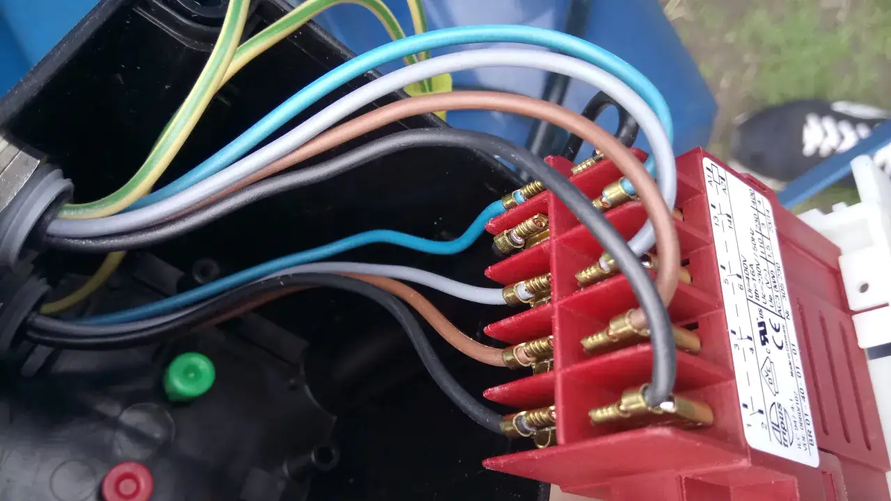 Zdjęcie Podłącz włącznik betoniarki 230V/400V: Instrukcja krok po kroku