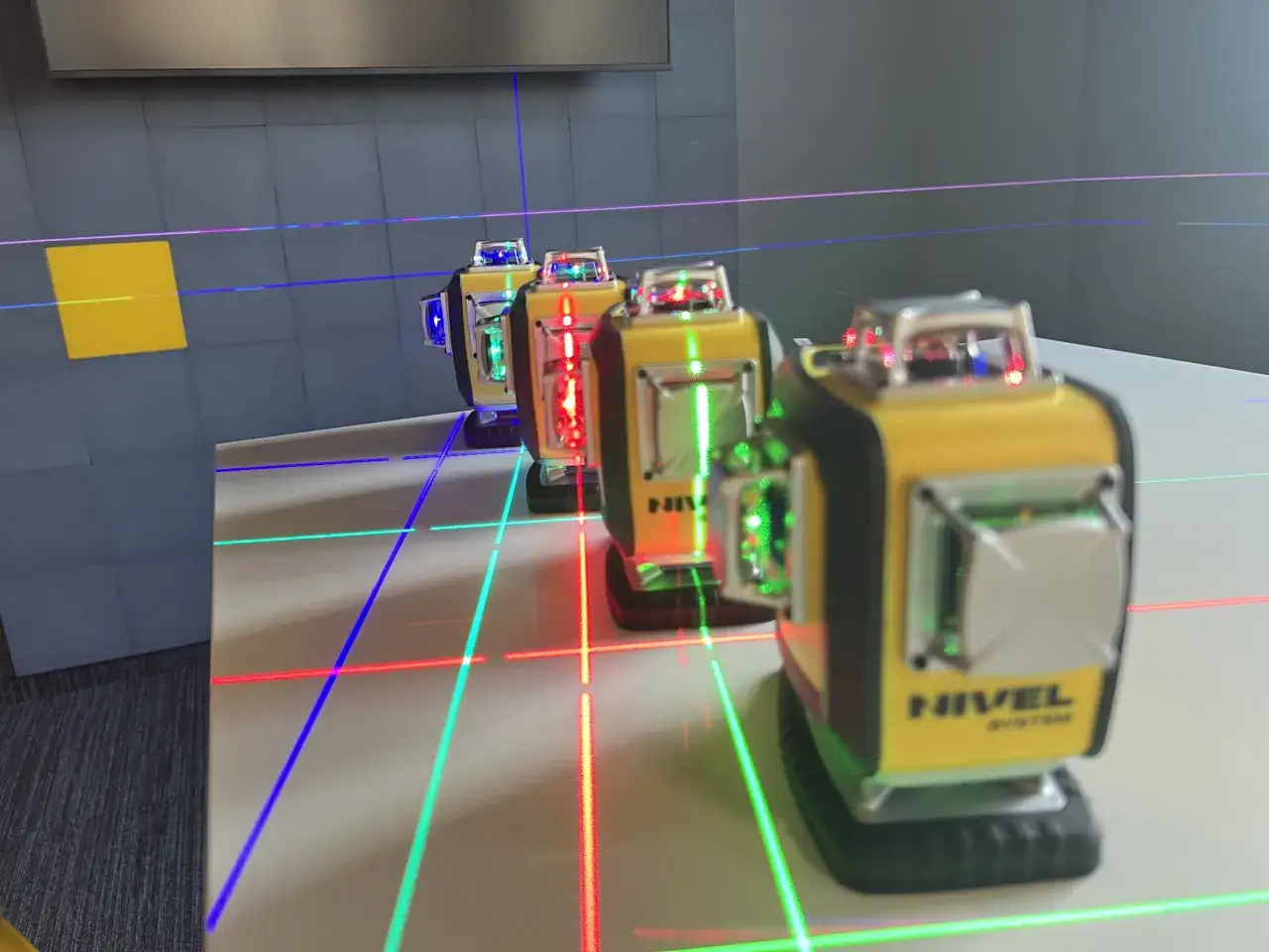 Zdjęcie Jak używać poziomicy laserowej? Praktyczny poradnik krok po kroku