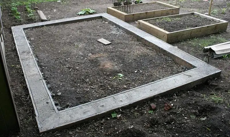 Zdjęcie Fundament pod szklarnię: Jak wybrać i zbudować trwałą podstawę?